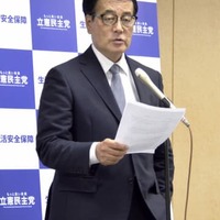 取材に応じる立憲民主党の岡田幹事長＝13日午後、東京・永田町の党本部