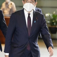 首相官邸に入る岸田首相＝14日午前