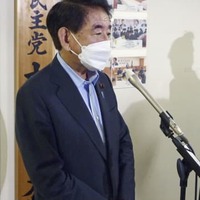 記者団の取材に応じる自民党の下村博文元政調会長＝14日午後、東京・永田町の党本部