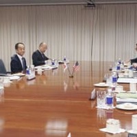 米ワシントン郊外の国防総省で、オースティン国防長官（右から2人目）と会談する浜田防衛相（左端）＝14日（共同）