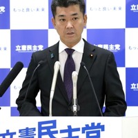 臨時の執行役員会後、記者会見する立憲民主党の泉代表＝15日午前、東京・永田町