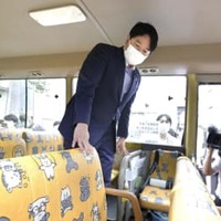 幼稚園の通園バスを視察する小倉こども政策相＝15日午後、東京都江戸川区の「東一の江幼稚園」
