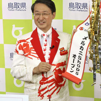 「メルカリショップス」のキックオフイベントに参加した鳥取県の平井伸治知事＝15日午後、鳥取県庁