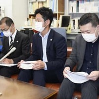第1回口頭弁論を終え、記者会見する原告側弁護団＝16日午後、札幌市