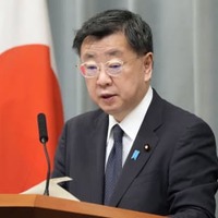 記者会見する松野官房長官＝16日午前、首相官邸