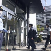 神奈川県真鶴町の松本一彦町長らに対する告発状を提出するため神奈川県警小田原署を訪れた町職員ら＝16日午後