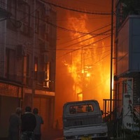 炎が上がる、木造2階建てが全焼した火災現場＝16日午後6時35分、福岡市中央区
