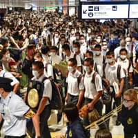 今夏の甲子園で東北勢初の優勝を果たし、JR仙台駅で大勢の人に出迎えられる仙台育英高の選手ら＝8月