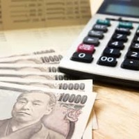 年金初心者の方の疑問に専門家が回答します。今回は、遺族年金受給者が65歳以降に老齢年金を受け取った場合の税金についてです。