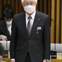 北海道旭川市議会で報告書の内容を説明する市教育委員会の黒蕨真一教育長＝20日午前