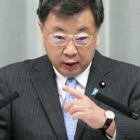 記者会見する松野官房長官＝21日午前、首相官邸