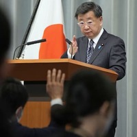 記者会見する松野官房長官＝22日午前、首相官邸