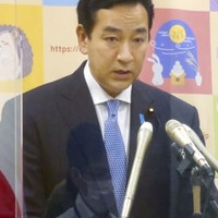 記者会見する山際経済再生相＝20日、東京都千代田区