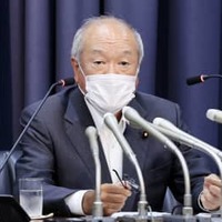 為替介入について記者会見する鈴木財務相＝22日午後6時38分、財務省