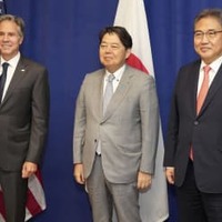 日米韓外相会談に臨む（左から）ブリンケン米国務長官、林外相、韓国の朴振外相＝22日、ニューヨーク（外務省提供・共同）