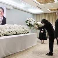 7月、日本台湾交流協会台北事務所で、安倍元首相の遺影に花を手向ける台湾の蔡英文総統＝台北（総統府提供・共同）