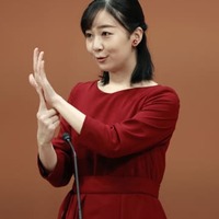 全国高校生手話パフォーマンス甲子園の開会式で、手話を交えてあいさつされる秋篠宮家の次女佳子さま＝25日午前、鳥取県倉吉市