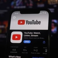 YouTubeの投げ銭機能「スーパーチャット」（スパチャ）について、仕組み、やり方、スパチャをするメリット、注意点などを解説します。配信者側がスパチャを受け取る方法もご紹介します。