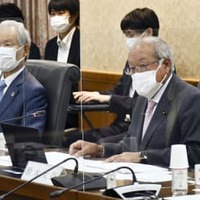 財政制度等審議会の分科会であいさつする鈴木財務相（右）＝26日午前、財務省