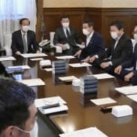 衆院議運委理事会に臨む理事ら。奥中央は松野官房長官＝28日午前、国会