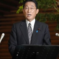 報道対応する岸田首相＝29日午後、首相官邸