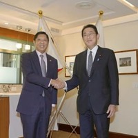 21日、米ニューヨークで会談に臨むフィリピンのマルコス大統領（左）と岸田首相