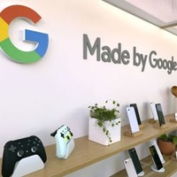 米グーグルのクラウドゲームサービス「スタディア」で使うコントローラー（左端）＝2019年5月、カリフォルニア州マウンテンビュー（共同）