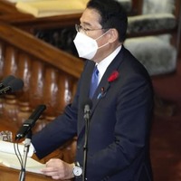 第210臨時国会で所信表明演説をする岸田首相＝3日午後、衆院本会議場