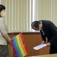 井田奈穂さん（左）から抗議文を受け取り、頭を下げる愛知県の渡辺昇県議＝4日午前、名古屋市