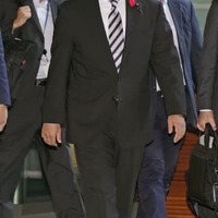 首相官邸に入る山際経済再生相＝4日午前