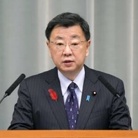 記者会見する松野官房長官＝5日午前、首相官邸