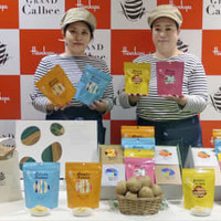 高級ポテトチップス店「グランカルビー」が販売する新シリーズの商品＝9月、大阪市