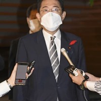 北朝鮮から弾道ミサイルの可能性があるものが発射され、取材に応じる岸田首相＝6日午前7時、首相官邸