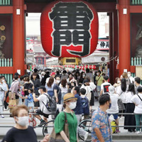 観光客らでにぎわう東京・浅草の雷門前＝8月