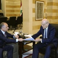 11日、イスラエルとの海洋境界画定の最終案を交渉担当の高官から受け取るレバノンのミカティ首相（右）＝ベイルート（AP＝共同）