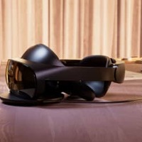 米メタが公開した新型VR端末の「クエストプロ」（同社提供・共同）