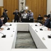 首相官邸で開かれた電気事業連合会の池辺和弘会長（右手前から2人目）ら電力業界トップとの会談。左手前から2人目は岸田首相＝12日午前