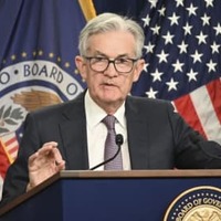 9月、記者会見する米FRBのパウエル議長＝ワシントン（共同）