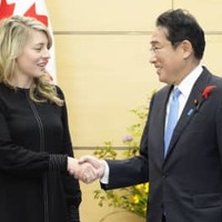 カナダのジョリー外相（左）と握手する岸田首相＝13日午前、首相官邸