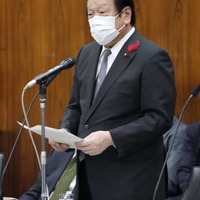 参院外交防衛委で答弁する浜田防衛相＝13日午後