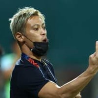 膝を手術した本田圭佑、「どこを痛めつけるか」と励む