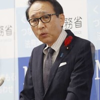 記者会見する葉梨法相＝14日、法務省