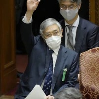 衆院予算委で答弁のため挙手する日銀の黒田総裁＝17日午前