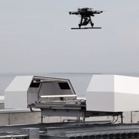 自動飛行し、スピーカーで津波からの避難を呼びかけるドローン＝17日午前、仙台市