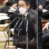 衆院予算委で答弁する岸田首相＝17日午後