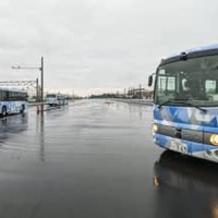 報道陣に公開された自動運転で隊列走行するバス高速輸送システムの実証実験＝17日午後、滋賀県野洲市
