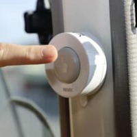 通園バスに取り付けられた緊急通報用のブザー＝9月、静岡県