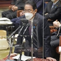 衆院予算委で答弁する岸田首相＝18日午前