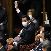 衆院予算委で答弁のため挙手する山際経済再生相＝18日午前