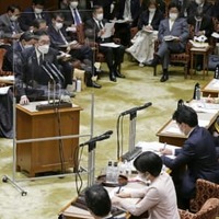 参院予算委で答弁する岸田首相＝19日午前